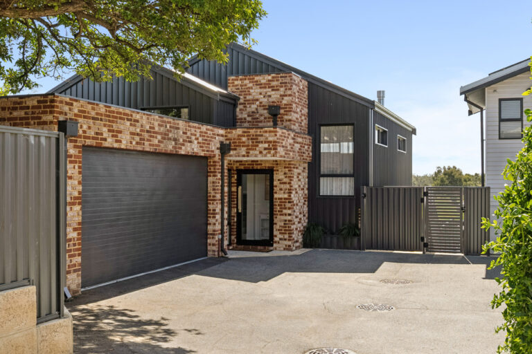 custom home 14A Bayley St, Woodbridge 36 - front view built by IQ Constructions